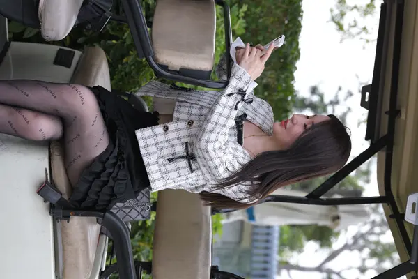 [魔镜街拍] 156 巴黎世家黑丝美女 - 魔镜街拍